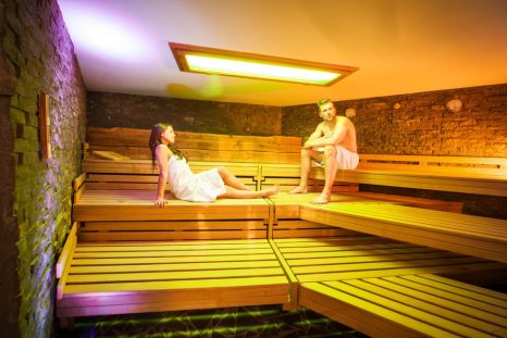 Mann und Frau in der Finnischen Sauna im intenso Medical Fitness Darmstadt