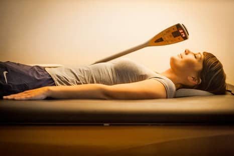 Entspannte Frau bei der Wasserbettmassage im Intenso Medical Fitness Darmstadt